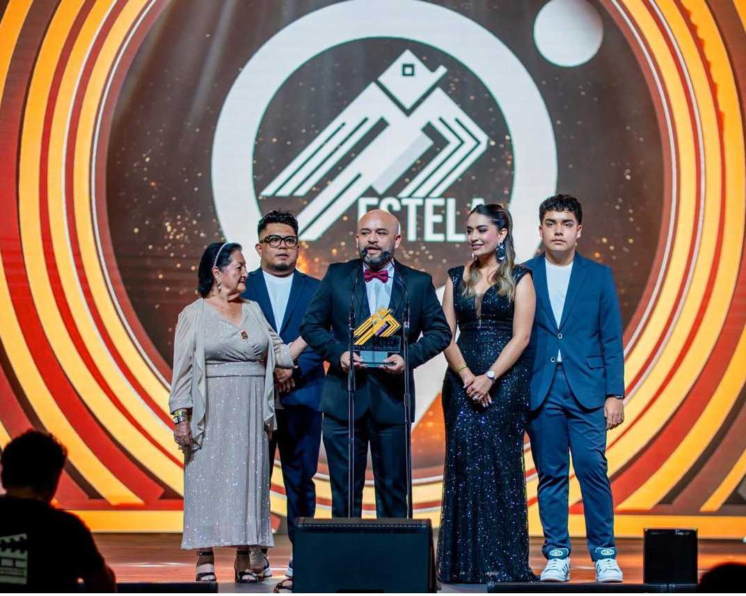 Los Voceros de Cristo - Recibiendo uno de los premios Estela 2025 en Guatemala
